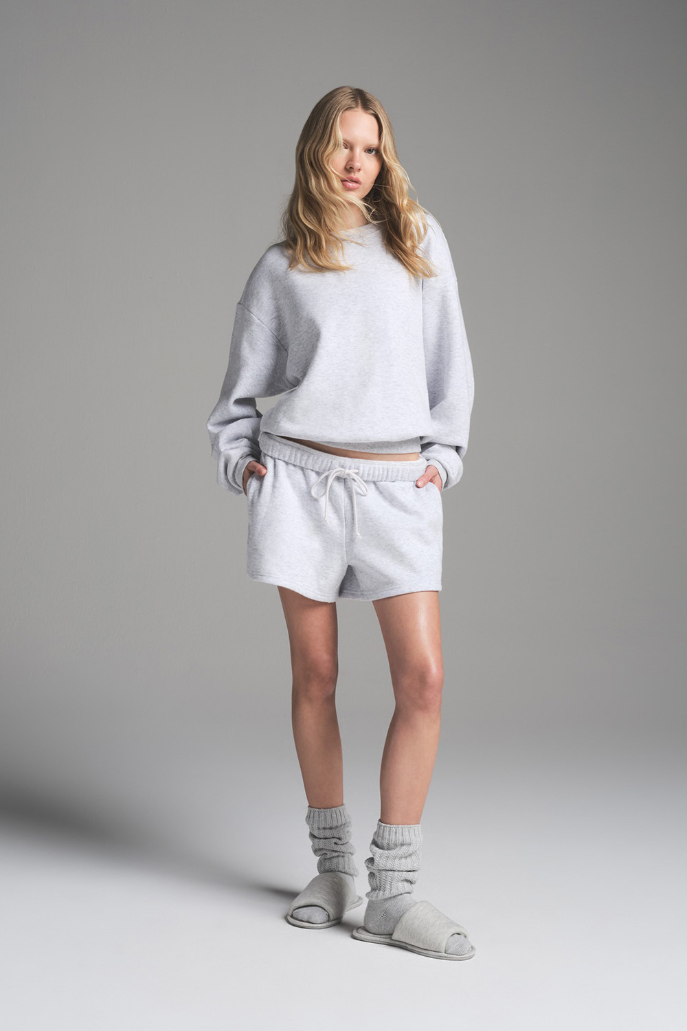 תמונת כל הלוק של COTTON FLEECE CLASSIC CREW SWEATSHIRT